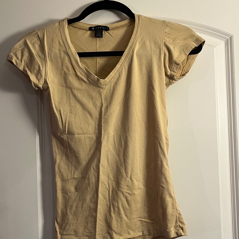 T-shirt v neck